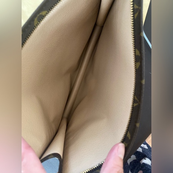 LV Toiletry 26 Monogram - Picture 14 of 15